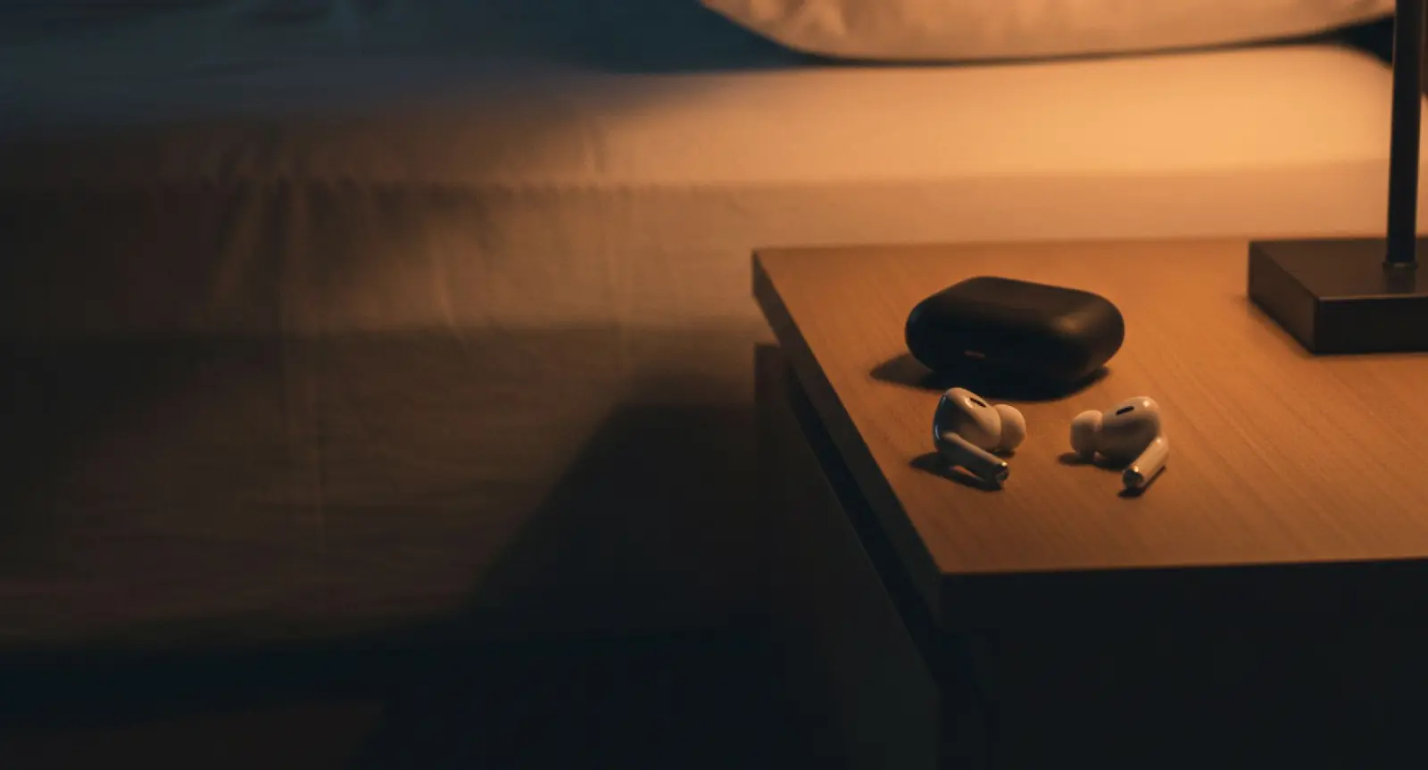 深夜卧室,放在床边的 AirPods
